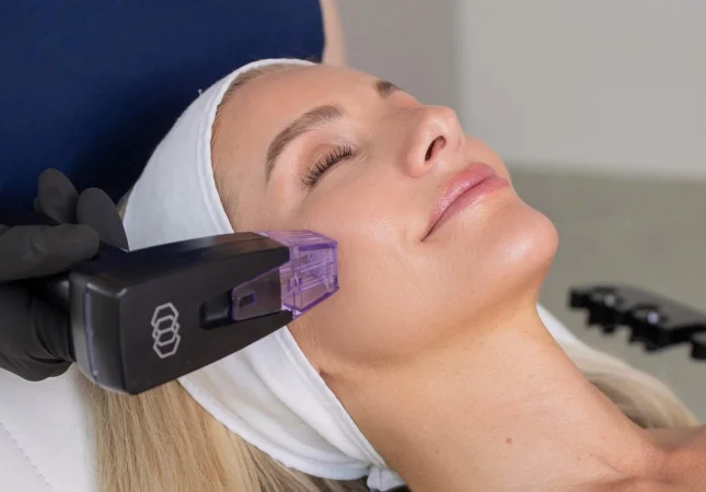 medemis-kliinik-teenus-morpheus8-mikronoelumine-rf-anna-saar-naha-noorendamine